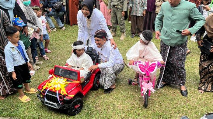 Kebersamaan Bupati Wonosobo Afif Nurhidayat saat prosesi ruwat cukur rambut gimbal yang digelar bersamaan momentum Hari Jadi ke-199 Kabupaten Wonosobo di Paseban Barat Alun-alun Wonosobo, Rabu (24/7/2024).