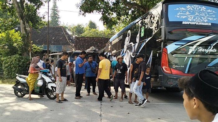 Bus PO Hariyanto yang terlibat kecelakaan di depan MTS Sultan Agung Ngawen, Blora, Rabu (10/7/2024).