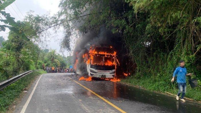 BUS TERBAKAR: Bus Pahala Kencana terbakar di Jalan Raya Paterongan, Kecamatan Galis, Bangkalan, Minggu (1/6/2025). (KOMPAS.com/Dokumentasi Polsek Galis)