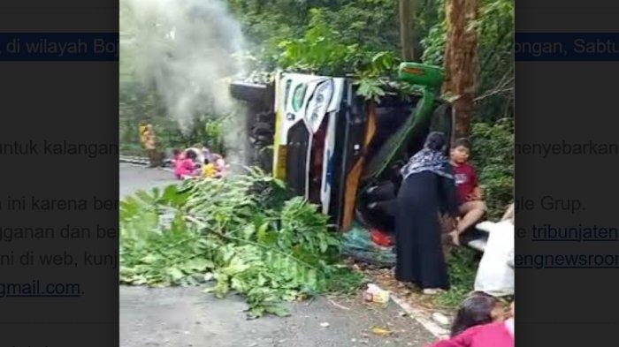 Bus pariwisata terbalik di wilayah Bojonglarang, Kecamatan Kajen, Kabupaten Pekalongan, Sabtu (19/10/2024) sore.