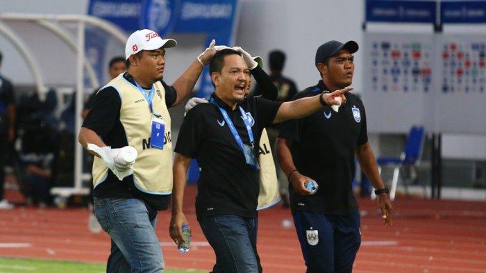 CEO PSIS Yoyok Sukawi terlihat turut menenangkan kericuhan ini meski kepala terluka dalam laga PSIS Semarang Vs PSS Sleman.