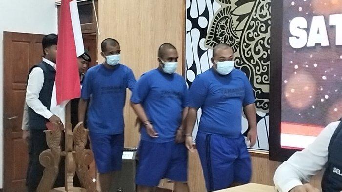 CURANMOR - Tiga pelaku pencurian motor dihadirkan saat konferensi pers di Mapolres Blora, Senin (26/5/2025).