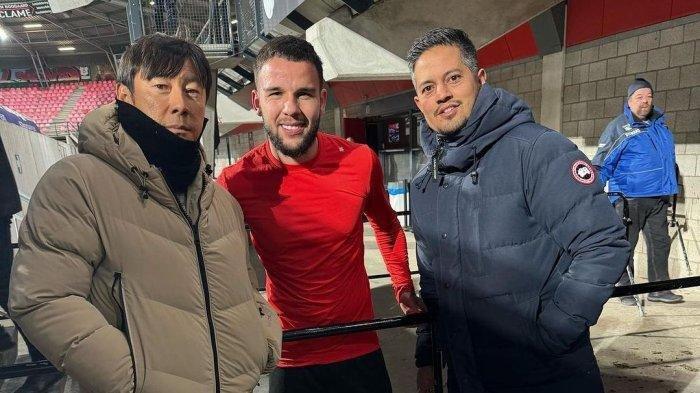 Pelatih Timnas Indonesia, Shin Tae-yong (kiri) berfoto bersama calon pemain naturalisasi Timnas Indonesia yakni bek NEC Nijmegen, Calvin Verdonk (tengah), saat tur Eropa beberapa waktu lalu.