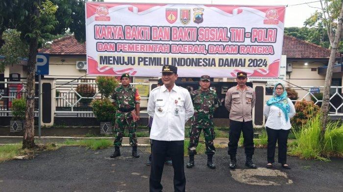 Anggota Koramil 09/Ngaliyan, Polsek Ngaliyan dan Kecamatan Ngaliyan Kota Semarang dan masyakarat menggelar karya bakti dan bakti sosial
