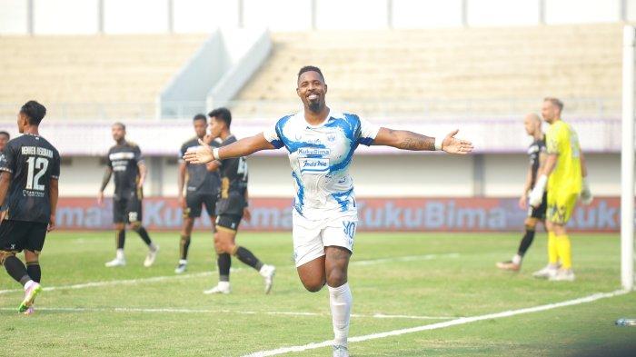 Carlos Fortes melakukan selebrasi usai mencetak gol ke gawang Dewa United dalam lanjutan laga Liga 1 2023/2024 di Indomilk Arena Tangerang, Senin (14/8/2023)