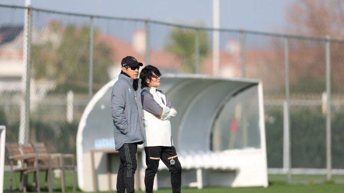 Choi Ju-young bersama pelatih Shin Tae-yong di Qatar jelang Piala Asia 2023.