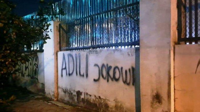CORETAN ADILI JOKOWI: Coretan 'Adili Jokowi' bermunculan di Kota Solo, Jawa Tengah (Jateng) pada Selasa (4/2/2025). Total terdapat di enam lokasi.(KOMPAS.COM/Fristin Intan Sulistyowati)