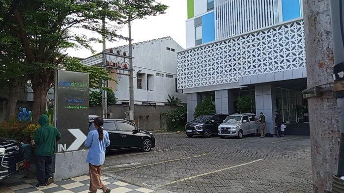 DUGAAN PEMBUNUHAN WANITA JAKARTA - Suasana depan hotel Citra Dream yang diduga menjadi tempat pembunuhan perempuan asal Jakarta di Jalan Imam Bonjol, Pendrikan Kidul, Semarang Tengah, Kota Semarang, Senin (9/6/2025).