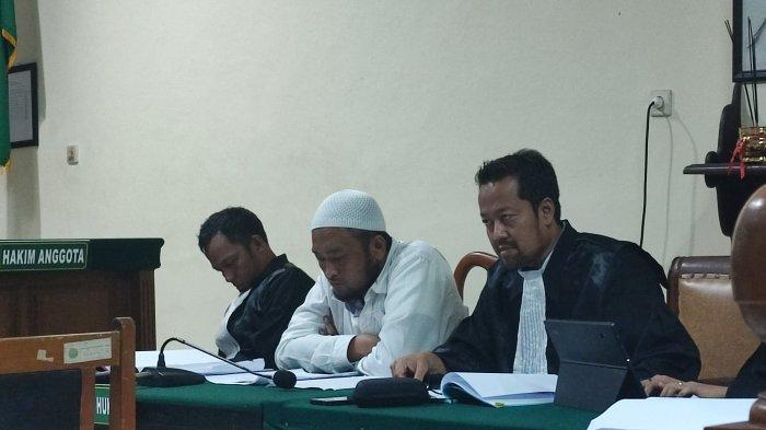 DUGAAN PENGANCAMAN - Aipda Robig Zaenudin (baju putih) terdakwa kasus penembakan siswa SMK hingga tewas di Semarang mengikuti persidangan yang masih dalam tahap memintai keterangan dari para saksi di Pengadilan Negeri (PN) Semarang, Senin (26/5/2025). Robig dituding melakukan pengancaman terhadap satu orang saksi anak.