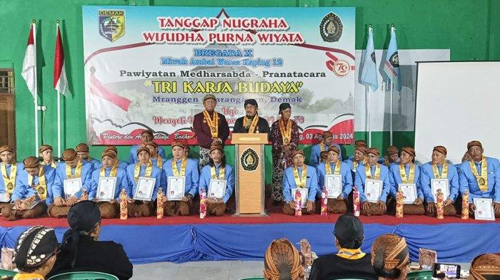 DYMM Sri Sultan Suryo Alam Joyo Kusumo beri wejangan acara wisuda siswa Pawiyatan Medharsabda - Pranatacara Tri Karsa Budaya (TKB) di Gedung Serbaguna desa Brumbung, Kecamatan Mranggen, Kabupaten Demak, Sabtu (3/8/2024).