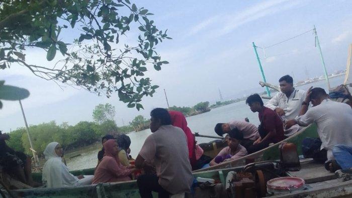 Dani Rujito bersama keluarganya berziarah ke makam ayah dan kakeknya yang sudah berubah menjadi air laut di pesisir Tambakrejo, Kota Semarang, Rabu (10/4/2024).