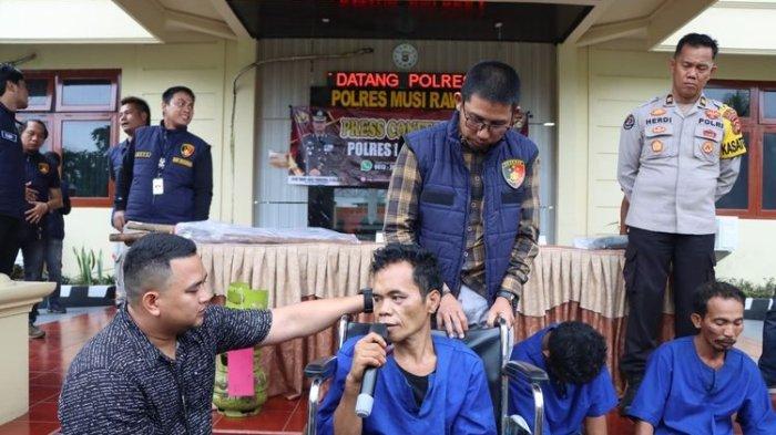 Dari kiri ke kanan, Kasat Reskrim Polres Musi Rawas AKP Hary Dinar saat melakukan gelar perkara terhadap tiga pelaku perampokan sadis di Musi Rawas, Sumatera Selatan, Sabtu (25/11/2023).