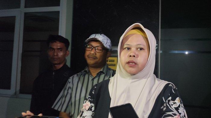 Poniyem melaporkan oknum polisi dari Satlantas Polresta Yogyakarta ke Mapolda Jateng, Jumat (10/1/2025) malam. Pelaporan itu buntut dari kematian suami Poniyem, Dasro yang diduga dianiaya oleh oknum polisi tersebut.