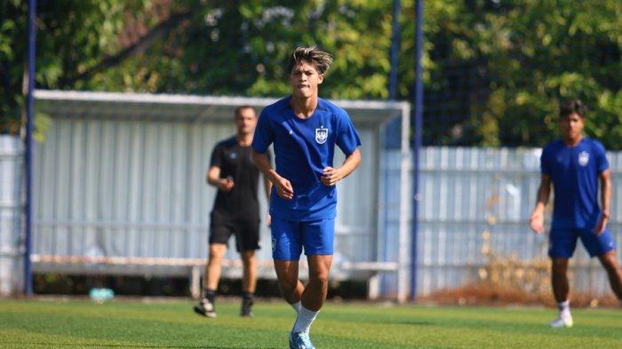 POTRET Pemain PSIS Semarang Alfeandra Dewangga dalam latihan tim di Lapangan Wisesa Mranggen, Jumat (19/4/2024)