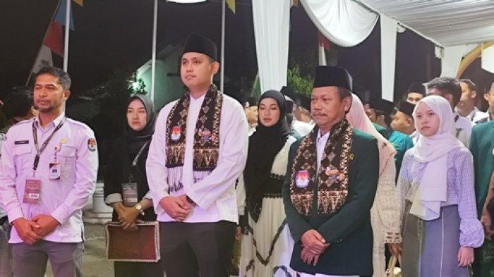 Bakal pasangan calon bupati dan wakil bupati Kendal, Dico M Ganinduto dan Ali Nurudin saat tiba di kantor KPU Kendal untuk pendaftaran Pilkada Kendal, Kamis (29/8/2024) malam.
