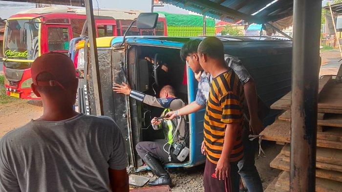 Diduga akibat mengantuk dan hilang konsentrasi, sebuah mobil minibus yang melaju dari arah barat terguling dan nyaris menabrak ruko di pasar Sidorejo, Brangsong, Kendal, Kamis (9/11).