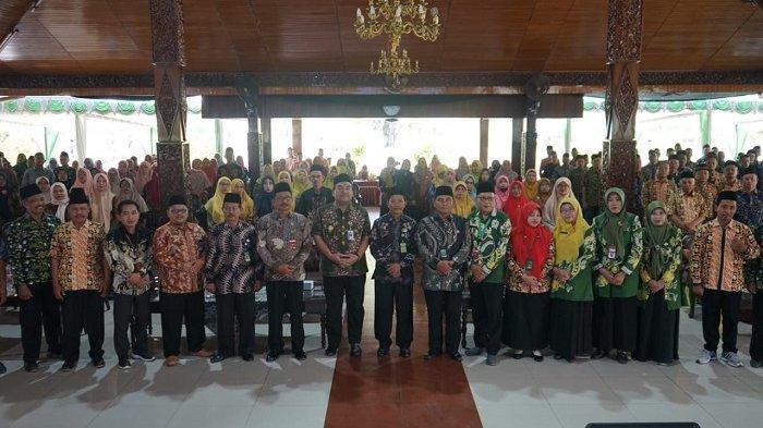 Diklat Pengembangan Keprofesian Berkelanjutan (PKB) yang diselenggarakan di Pendopo Rumah Dinas Bupati Blora dan dibuka oleh Bupati Blora, Arief Rohman itu, dirangkaikan dengan Musyawarah Musyawarah Guru Mata Pelajaran (MGMP) Kelompok Kerja MTs tahun 2023.