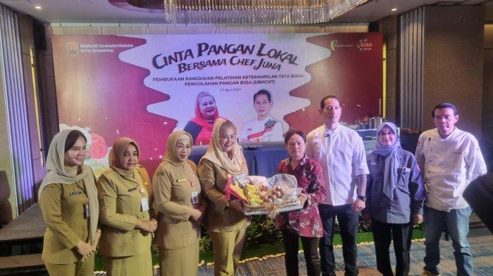 Dinas Ketahanan Pangan Kota Semarang menggelar acara penyaluran manfaat DBHCHT di Hotel Aruss Semarang, Senin (29/4/2024). Acara dihadiri Chef Juna dan Wali Kota Semarang, Mbak Ita