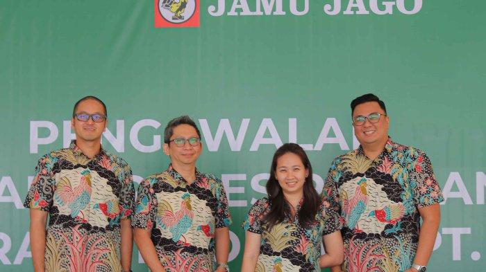 Direksi Jamu Jago. Arya Suprana, Andoyo Liem, Ivana Suprana, Vincent Suprana (dari kiri ke kanan) turut hadir dalam acara Pengawalan Pembangunan Pabrik Baru