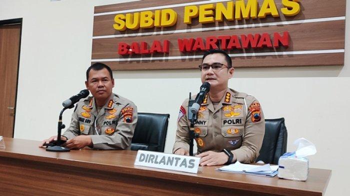 Direktur Lalu Lintas (Dirlantas) Polda Jateng, Kombes Sonny Irawan bersama Kabid Humas Polda Jateng Kombes Satake Bayu saat menjelaskan pemudik yang kena tilang di Mapolda Jateng, Jumat (19/4/2024).