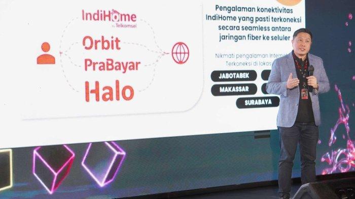 Direktur Marketing Telkomsel Derrick Heng menjelaskan beragam keunggulan layanan Telkomsel One yang dapat dinikmati pelanggan mulai dari kecepatan IndiHome hingga 2 Gbps, kuota Orbit hingga 20 GB, Kuota Data Keluarga hingga 80 GB, layanan CUG, IPTV Channel, ragam layanan hiburan digital, layanan Voice/SMS over Wi-Fi, serta fitur koneksi Internet Pasti.