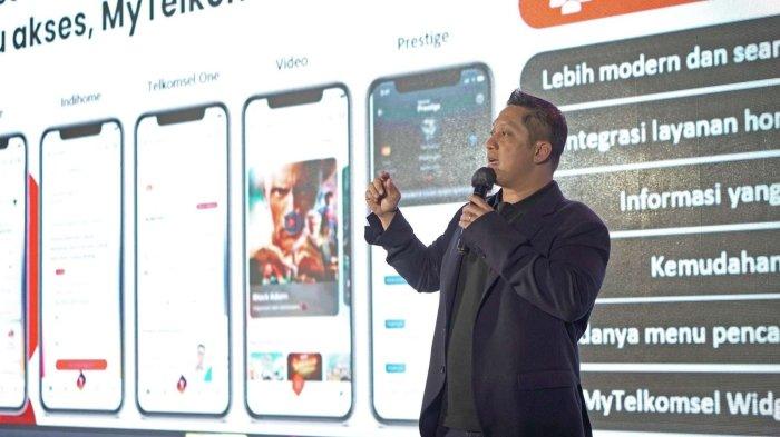 Direktur Sales Telkomsel Adiwinahyu B. Sigit menjelaskan ragam inovasi produk IndiHome dan Telkomsel One serta versi terbaru Aplikasi MyTelkomsel (7.0.0) yang dilengkapi dengan Veronika virtual human interaction yang didukung dengan Azure OpenAI ChatGPT dari Microsoft.