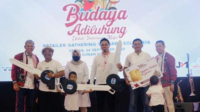 Direktur Utama PT Semen Gresik, Muchamad Supriyadi, menyampaikan hadiah utama kepada para pemenang doorprize pada acara Retailer Gathering untuk wilayah Solo Raya di The Sunan Hotel Solo, Jawa Tengah.