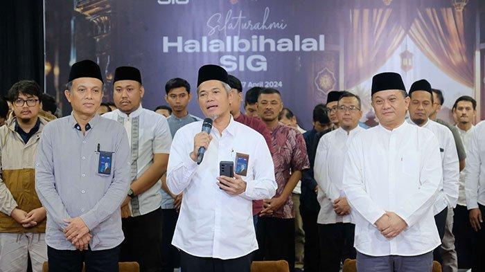 Direktur Utama PT Semen Gresik, Muchamad Supriyadi, memberikan sambutan pada silaturahmi idul fitri bersama seluruh karyawan dan mitra usaha di Omah SG Pabrik Rembang, Rabu, 17 April 2024.