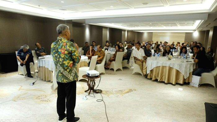 Direktur Utama PT Semen Gresik, Muchamad Supriyadi, memberikan penguatan dalam agenda Half Year Regional Summit 2023 dengan tema “To Be the Winner” dengan distributor- distributor strategis wilayah Regional 4 di Hotel Tentrem Semarang wilayah Regional 4 di Hotel Tentrem Semarang.
