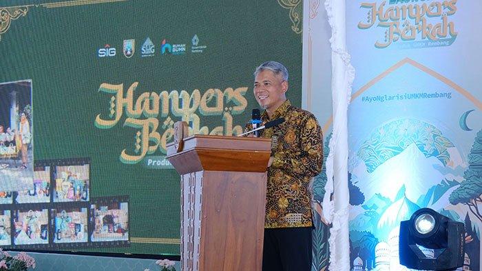 Direktur Utama PT Semen Gresik, Muchamad Supriyadi, memberikan sambutan dalam agenda Launching Hampers Berkah UMKM Rembang di halaman RB Rembang, Jum’at (8 Maret 2024).