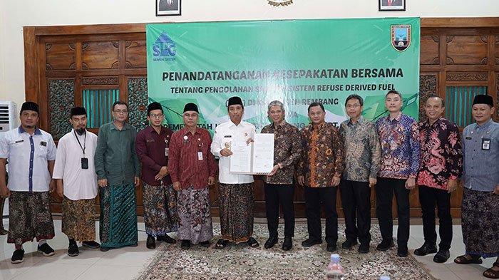 Dirut PT Semen Gresik, Muchamad Supriyadi dan Bupati Rembang, H. Abdul Hafidz, serta jajaran direksi PT Semen Gresik dan perwakilan pemkab Rembang menunjukkan MOU Perjanjian Kerjasama Pengelolaan Sampah dengan Sistem RDF antara PT Semen Gresik bersama Pemkab Rembang.