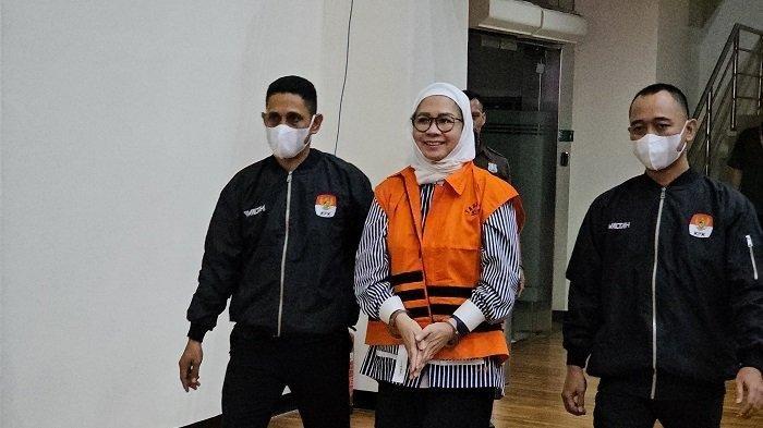 Mantan Direktur Utama (Dirut) Pertamina (Persero) Karen Agustiawan saat digiring petugas KPK untuk menjalani konferensi pers, Selasa (19/9/2023).