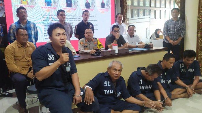 Donal Harianto (duduk paling kiri) penyuplai ratusan ekor anjing ke wilayah Solo Raya bersama empat temannya. Kini, mereka ditetapkan sebagai tersangka dalam kasus pelanggaran peternakan dan kesehatan hewan, di Mapolrestabes Semarang, Rabu (10/1/2024).