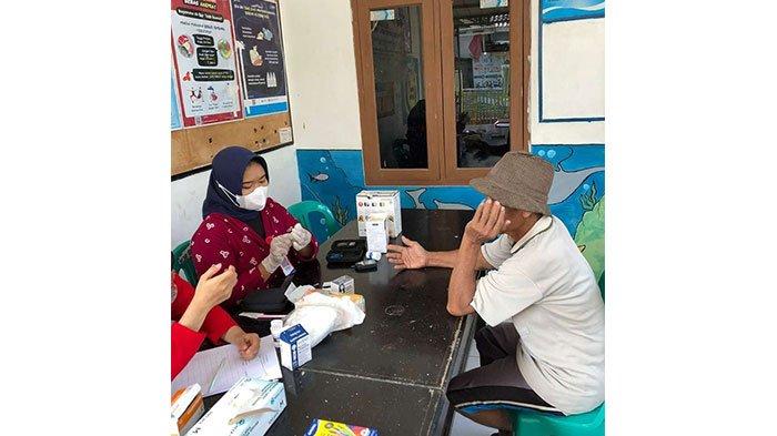 Dosen dan mahasiswa Program studi DIII Keperawatan Politeknik Negeri Indramayu melaksanakan Pengabdian Masyarakat di Desa Tenajar Kecamatan Kertasemaya, Kabupaten Indramayu