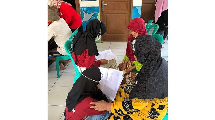 Dosen dan mahasiswa Program studi DIII Keperawatan Politeknik Negeri Indramayu melaksanakan Pengabdian Masyarakat di Desa Tenajar Kecamatan Kertasemaya, Kabupaten Indramayu
