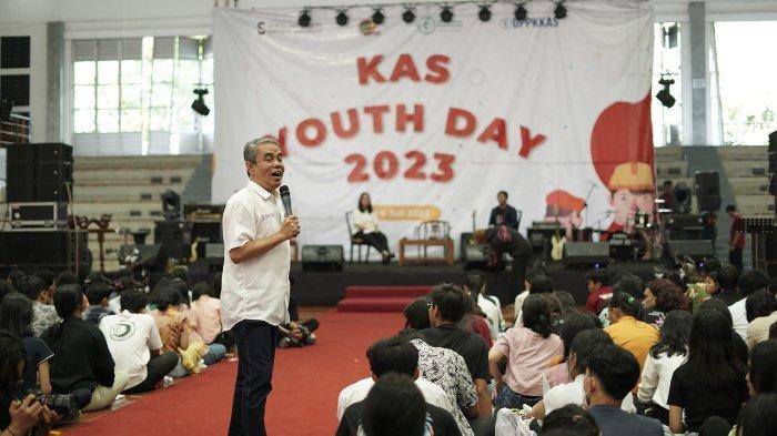 Dr. Ferdinand Hindiarto selaku narasumber dalam workshop “Self Made Decision” yang bertempat di Gedung Sport Hall SCU pada tanggal 3 Juli 2023.