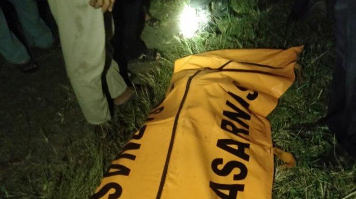 EVAKUASI KORBAN: Dua pemuda tewas tenggelam di saluran irigasi Bendung Gerak Serayu, Desa Kebasen, Kecamatan Kebasen, Kabupaten Banyumas, Minggu (1/6/2025) petang. Tragedi ini terjadi saat salah satu korban mencoba menolong temannya yang terlebih dahulu terjatuh ke saluran irigasi. (DOK. BASARNAS CILACAP)