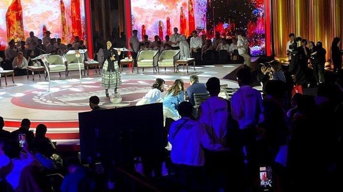 Dua petinggi Partai Solidaritas Indonesia (PSI) Grace Natalie dan Isyana Bagoes Oka terlihat menghampiri moderator saat jeda iklan antara segmen 2 dan 3 debat calon presiden (capres), di Istora Senayan, Jakarta, Minggu (7/1/2024).