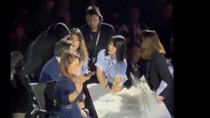 Dua politisi PSI, Isyana Bagoes Oka dan Grace Natalie menghampiri moderator Debat Capres Pilpres 2024, Anisha Dasuki dan Ariyo Ardi saat jeda iklan di Istora Senayan, Jakarta, Minggu (7/1/2024).