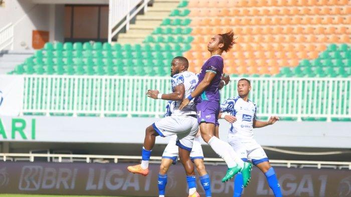 Duel pemain PSIS Semarang Evandro Brandao (kiri) dengan pemain Persita Tangerang Ryuji Utomo (kanan) pada laga pekan ke -18 Liga 1 2024-2025 di Stadion Pakansari Bogor, Minggu (12/1/2025).