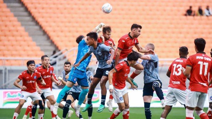 Duel para pemain PSIS Semarang kontra pemain Sabah FA dalam laga perebutan tempat ketiga International Match RCTI Sports 2024 di Jakarta International Stadium (JIS), Minggu (2/6/2024).