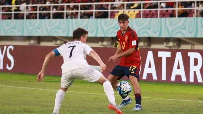 Aksi kiper Spanyol U-17 Raul Jiminez membuang bola dari ancaman pemain Uzbekistan U-17 Amirbek Saidov pada laga lanjutan Grup B Piala Dunia U-17 2023 di Stadion Manahan Solo, Kamis (16/11/2023) sore. Hingga babak pertama selesai skor 2-1 masih bertahan untuk keunggulan Spanyol U-17.