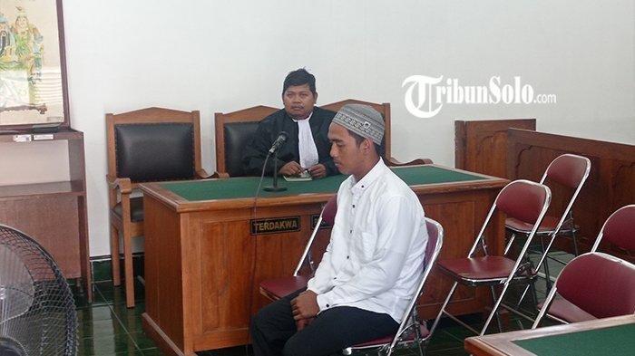 Dwi Feriyanto, pembunuh dosen UIN Raden Mas Said Surakarta Wahyu Dian Silviani saat menjalani sidang vonis di PN Sukoharjo, Kamis (29/2/2024).