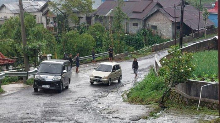 ELF ALAMI REM BLONG. Kondisi lokasi kecelakaan tunggal Elf yang mengalami rem blong di Jalan Umum Magetan menuju Tawangmangu atau jalur lama tepatnya di Banaran RT 1 RW 2 Desa Gondosuli, Kecamatan Tawangmangu Kabupaten Karanganyar pada Sabtu (17/5/2025).