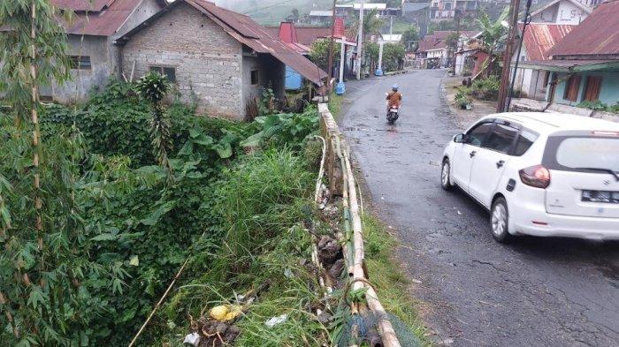 ELF ALAMI REM BLONG. Kendaraan melintas di lokasi kecelakaan tunggal yang dialami penumpang Elf di Jalan Umum Magetan menuju Tawangmangu atau jalur lama tepatnya di Banaran RT 1 RW 2 Desa Gondosuli, Kecamatan Tawangmangu Kabupaten Karanganyar pada Sabtu (17/5/2025).