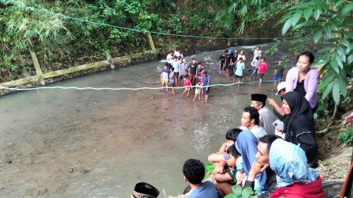 EVAKUAS I- Proses pencarian korban tenggelam saat berenang di sungai Perumasan Kedung Jangan Kelurahan Purwosari Kecamatan Mijen Kota Semarang, Minggu (16/2/2025).