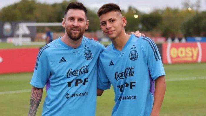 Claudio Echeverri berfoto dengan Lionel Messi.