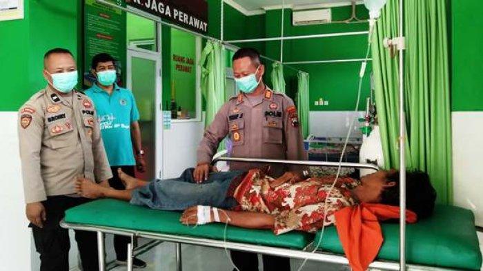 Empat korban keracunan jamur liar saat menjalani perawatan medis di Puskesmas Gandrungmangu 1. Kamis (2/5/2024). Usai mengonsumsi olahan jamur, keempat korban mengalami gejala keracunan seperti pusing, mual dan mentah.