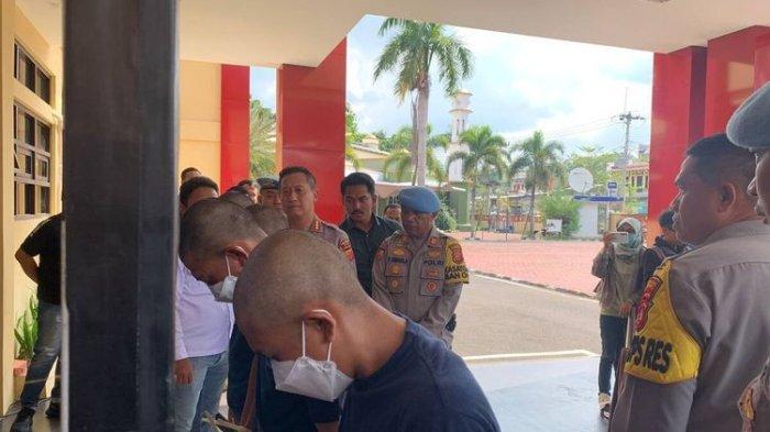 Empat pelaku pembunuhan INS (24) saat digiring di Mapolresta Bandung, Soreang, Kabupaten Bandung, Jawa Barat, Jumat (2/8/2024)