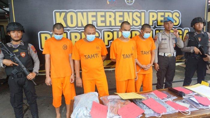 Empat pelaku pembunuhan yang korbannya ditemukan di Sungai Serayu, Desa Kembangan, Kecamatan Bukateja, Kabupaten Purbalingga pada pertengahan Februari 2024 saat konferensi pers, Jumat (8/3/2024).
